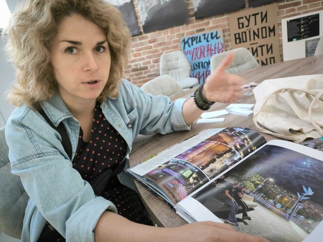Eine Frau blättert in einem Fotoalbum