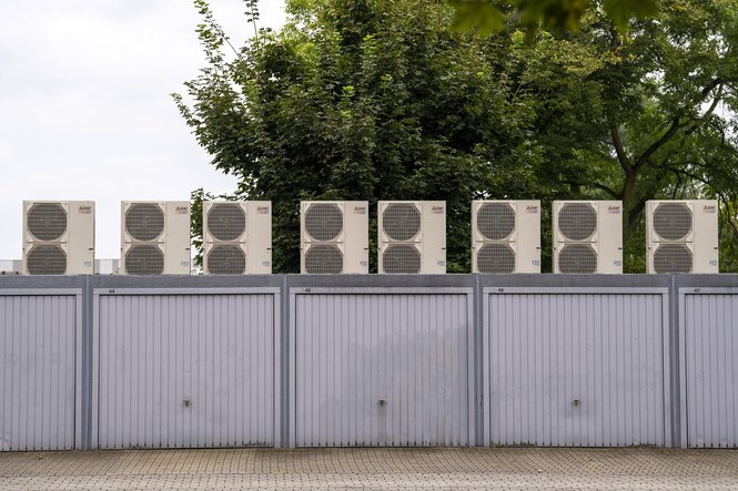 Viele Wärmepumpen stehen auf Garagendächern