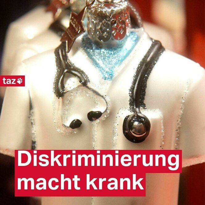 Das Foto eines Arztkittels, dazu der Text: Diskriminierung macht krank