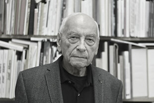 Eugen Gomringer blickt in die Kamera
