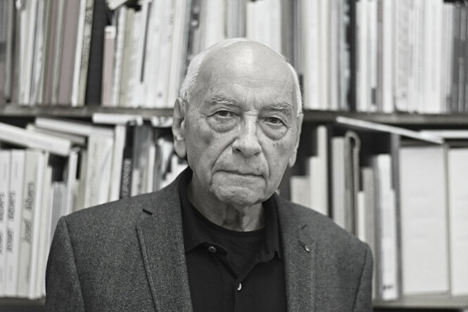 Eugen Gomringer blickt in die Kamera