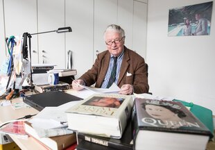 Rolf Seelmann Eggebert an seinem Redaktionsschreibtisch