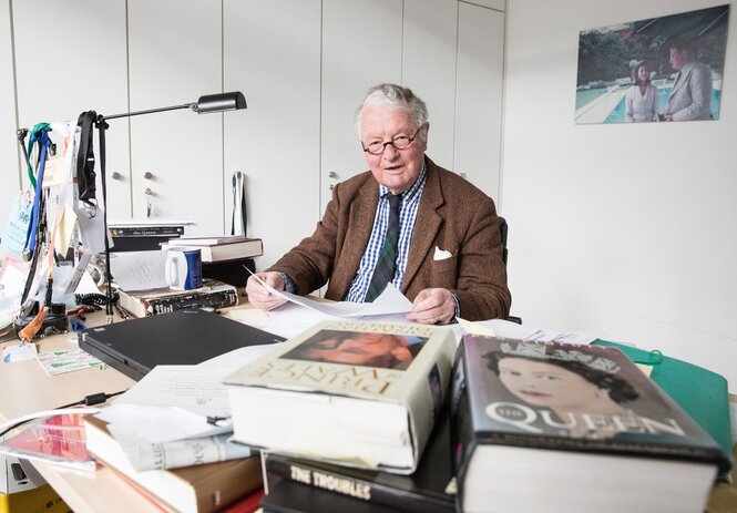 Rolf Seelmann Eggebert an seinem Redaktionsschreibtisch