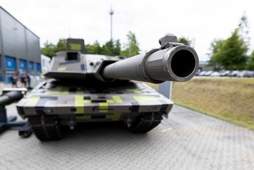 Ein Panzer steht auf einem Parkplatz, die Öffnung des Abschussrohrs ist im Vordergrund des Bildes