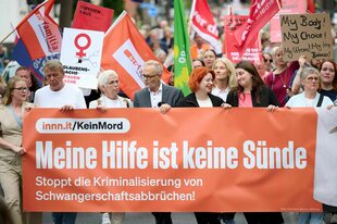 Der Chefarzt Joachim Volz führt einen Demonstrationszug an.