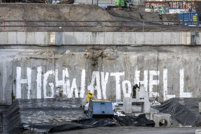 Graffiti Highway to Hell an der Baustelle für eine Verlängerung des Berliner Stadtrings A100, Bauabschnitt 16