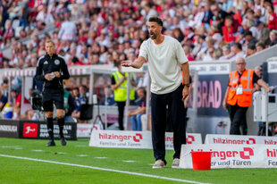 Sandro Wagner gestikuliert an der Seitenlinie
