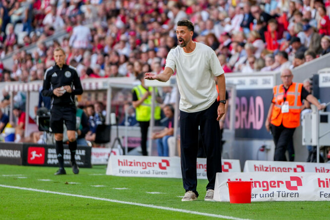 Sandro Wagner gestikuliert an der Seitenlinie