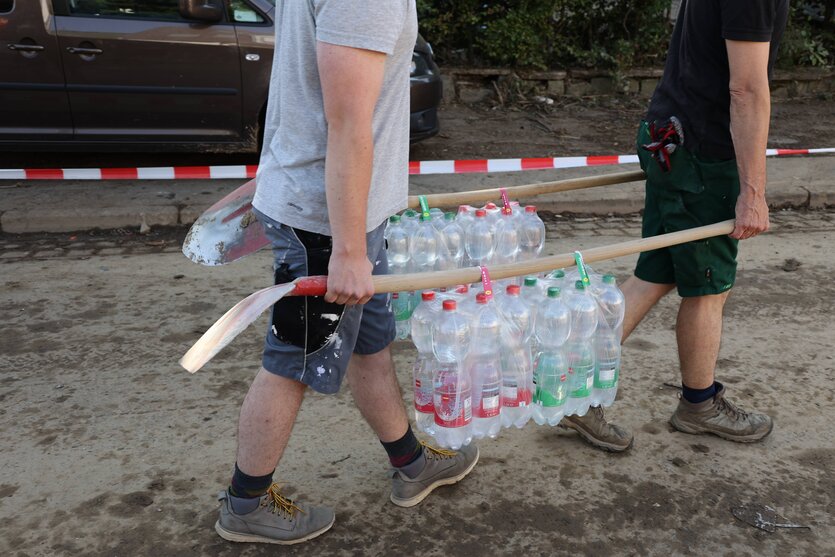 Aufraeumarbeiten im Stadtteil Walporzheim nach den starken Regenfaellen und Ueberflutung der Ahr am 14. Juli.