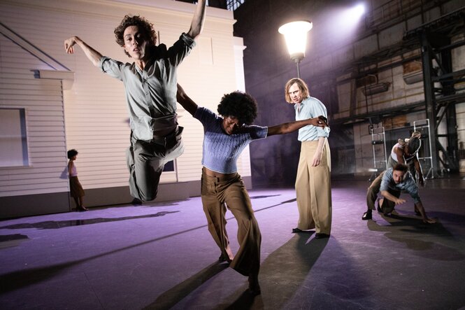 Die Schauspieler Larissa Sirah Herden, Samuel Planas, Sylvie Sanou, Lars Eidinger, Marco Labellarte, Ida Faho (v. l. n. r.) tanzen auf der Bühne in „I Did It My Way“