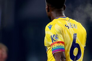 Crystal-Palace-Kapitän Marc Guehi von hinten mit der Regenbogen-Kapitänsbinde am rechten Arm zu sehen