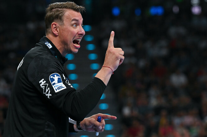 Filip Jícha steht mit erhobenem Zeigefinger am Spielfeldrand