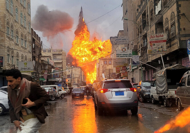 Ein Feuerball in der Straße