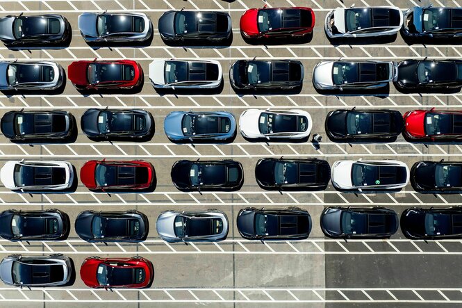 Autos, Autos, Autos in Reih und Glied in der Draufsicht