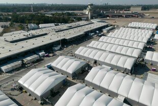 Die Leichtbauhallen der Notunterkunft am Ex-Flughafen Tegel in einer Luftaufnahme