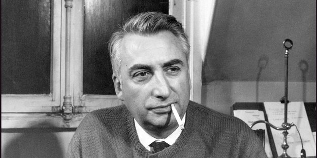 Schwarz-weiß-Bild von Barthes aus dem Jahr 1970, lächelnd, mit Zigarette im Mund