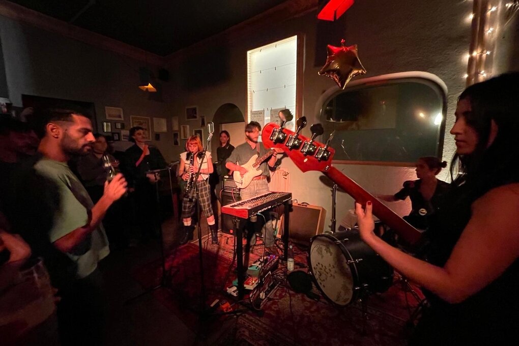 Konzert im Broschek, die Musiker und die Gäste rücken eng zusammen