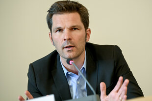 Steffen Krach spricht in ein Mikrofon