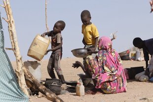 Kinder tragen Gefäße für Nahrungsmittel und Wasser