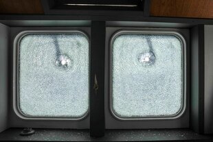 Fenster der Ocean Viking mit Einschußlöchern und zersplitterter Sicherheitsscheibe
