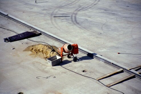 Ein Betonmischer steht auf einer Baustelle