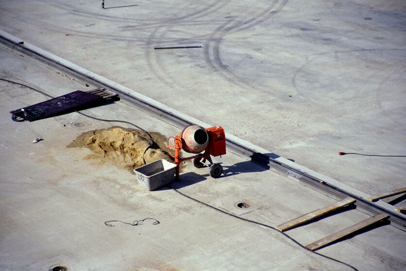 Ein Betonmischer steht auf einer Baustelle