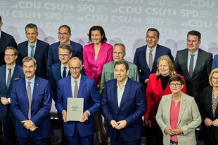 Politiker und Politikerinnen von SPD und CDU posieren für ein Foto