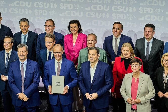 Politiker und Politikerinnen von SPD und CDU posieren für ein Foto