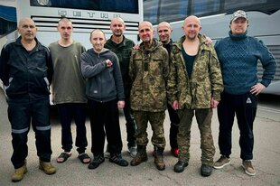 Männer, die aus russischer Kriegsgefangenenschaft entlassen wurden