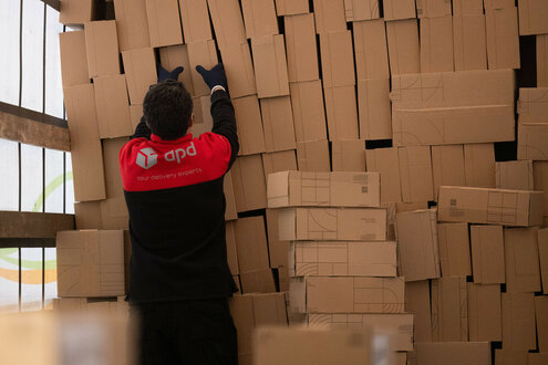Arbeiter in einem DPD-Paket-Depot