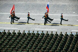 Russische Ehrengarde marschiert während der jährlichen Militärparade zum Tag des Sieges über den Roten Platz an einer Formation Soldaten entlang