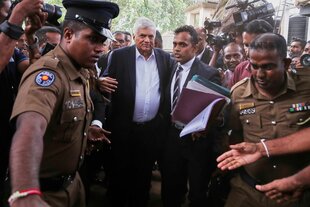 Sri Lankas Ex-Präsident Wickremesinghe, eskortiert von Polizisten