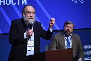 Alexander Dugin und Konstantin Malofejew auf dem Multipolaritätsforum, Moskau, Februar 2024