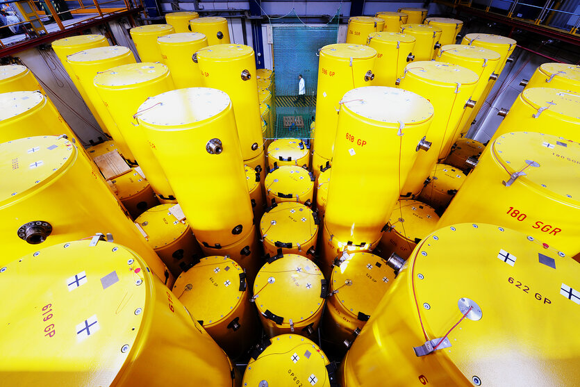 Blick von oben auf einen Stapel gelber Castorbehälter des atomaren Zwischenlagers des Forschungszentrums Jülich