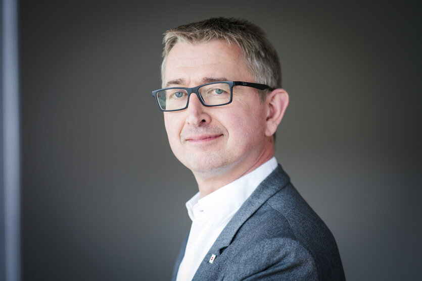 Dr. Joachim Rock, ein Mann mittlerenen Alters mit Brille, leicht lächelnd