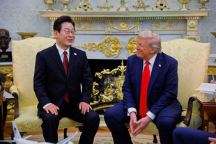 Südkoreas lächelner Präsident Lee Jae Myung spricht zum grinsenden US-Präsidenten Donald Trump