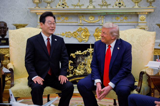 Südkoreas lächelner Präsident Lee Jae Myung spricht zum grinsenden US-Präsidenten Donald Trump