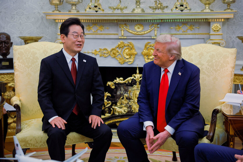 Südkoreas lächelner Präsident Lee Jae Myung spricht zum grinsenden US-Präsidenten Donald Trump