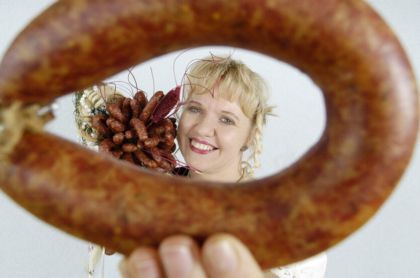Frau mit Wurstring