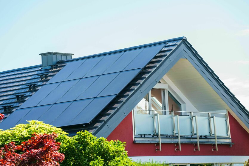 Ein Dach ist mit Solarpanels belegt