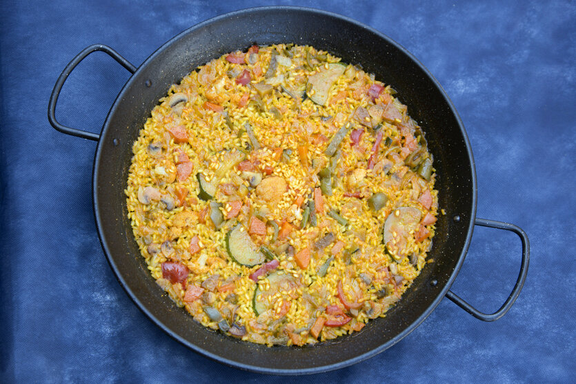 Ein Pfanne mit Paella.