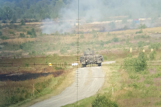 Blick auf einen Panzer durch ein Visier