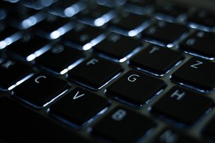 Die beleuchtete Tastatur eines Laptops.