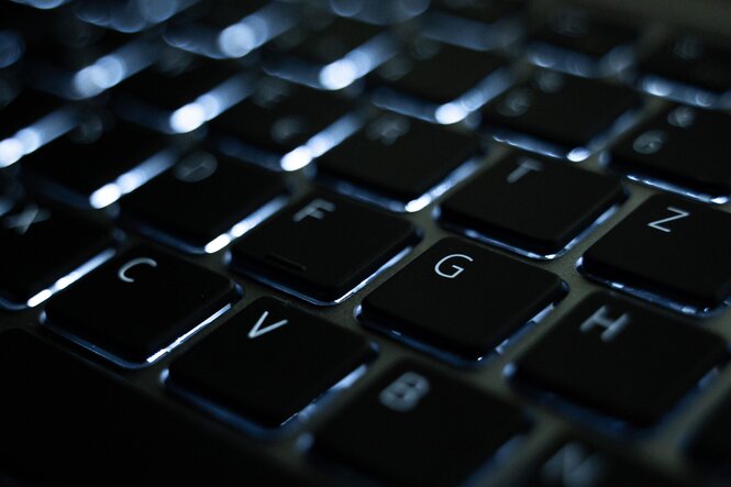 Die beleuchtete Tastatur eines Laptops.
