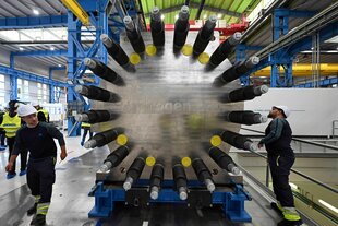Mitarbeiter kontrollieren einen sogenannten Stack an einem Elektrolyseur am Tag der Einweihung eines Elektrolyse-Kompetenzzentrums der Andritz Schuler GmbH.