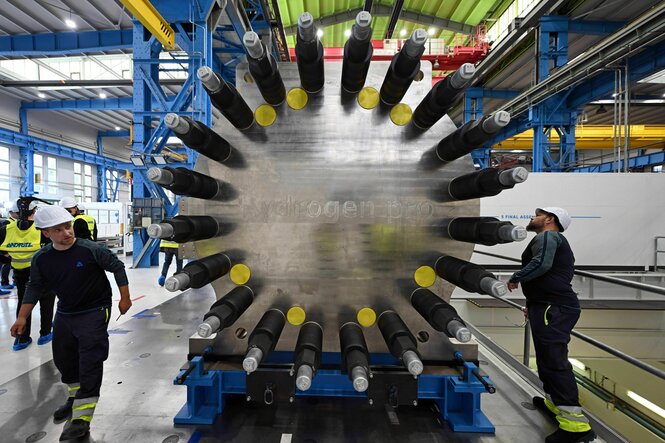 Mitarbeiter kontrollieren einen sogenannten Stack an einem Elektrolyseur am Tag der Einweihung eines Elektrolyse-Kompetenzzentrums der Andritz Schuler GmbH.