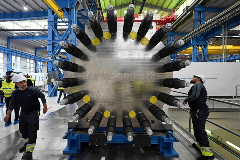 Mitarbeiter kontrollieren einen sogenannten Stack an einem Elektrolyseur am Tag der Einweihung eines Elektrolyse-Kompetenzzentrums der Andritz Schuler GmbH.