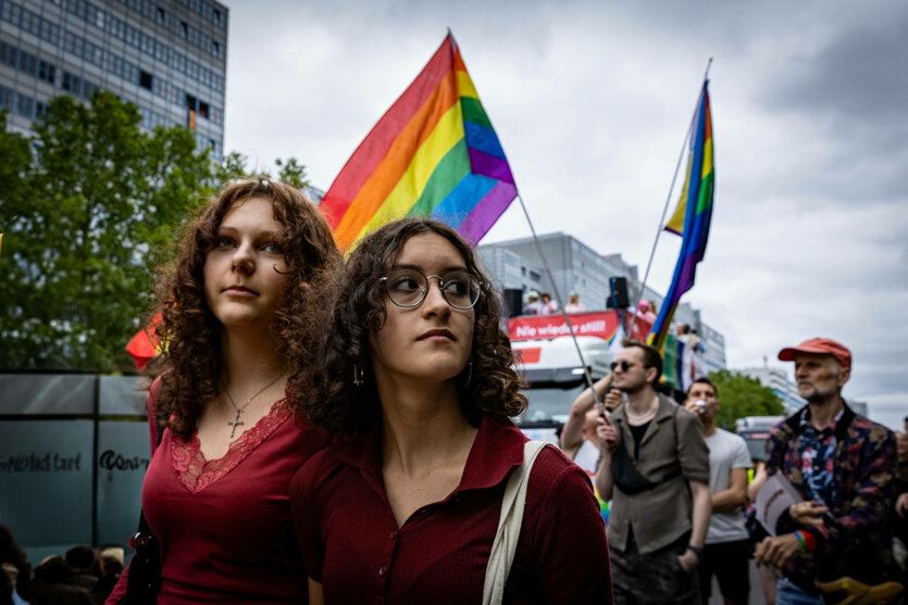 Die Teilnehmer der Berlin Pride Parade warten gespannt auf den Beginn der Veranstaltung.