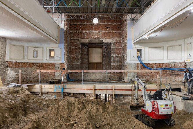Blick in den Innenraum der Synagoge Reichenbachstraße, in dem ein bagger steht und der gerade saniert wird