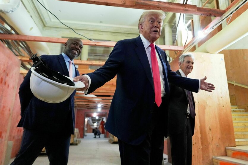 Trump breitet die Arme aus als würde er "Dann mach doch was" sagen